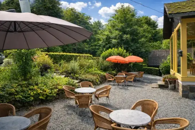 Terrasse du bar avec vue sur le camping